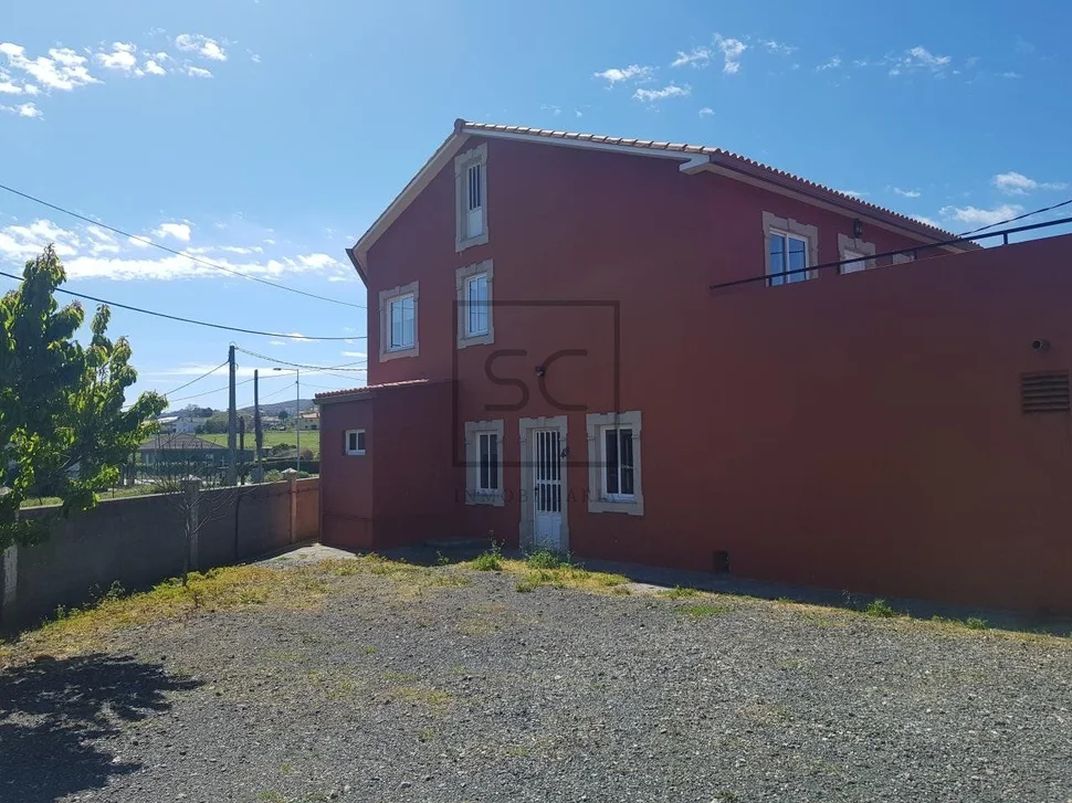 Casa con terraza, patio y bodega en el val, narón
