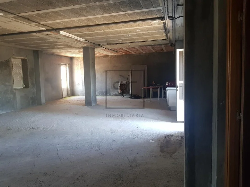 Casa con terraza, patio y bodega en el val, narón