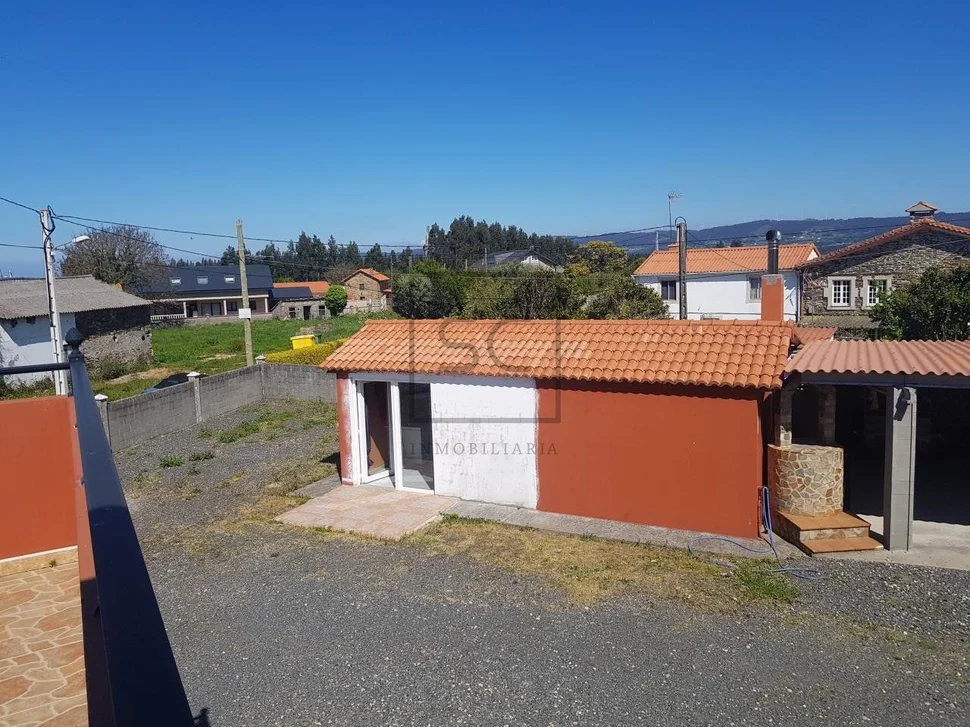 Casa con terraza, patio y bodega en el val, narón