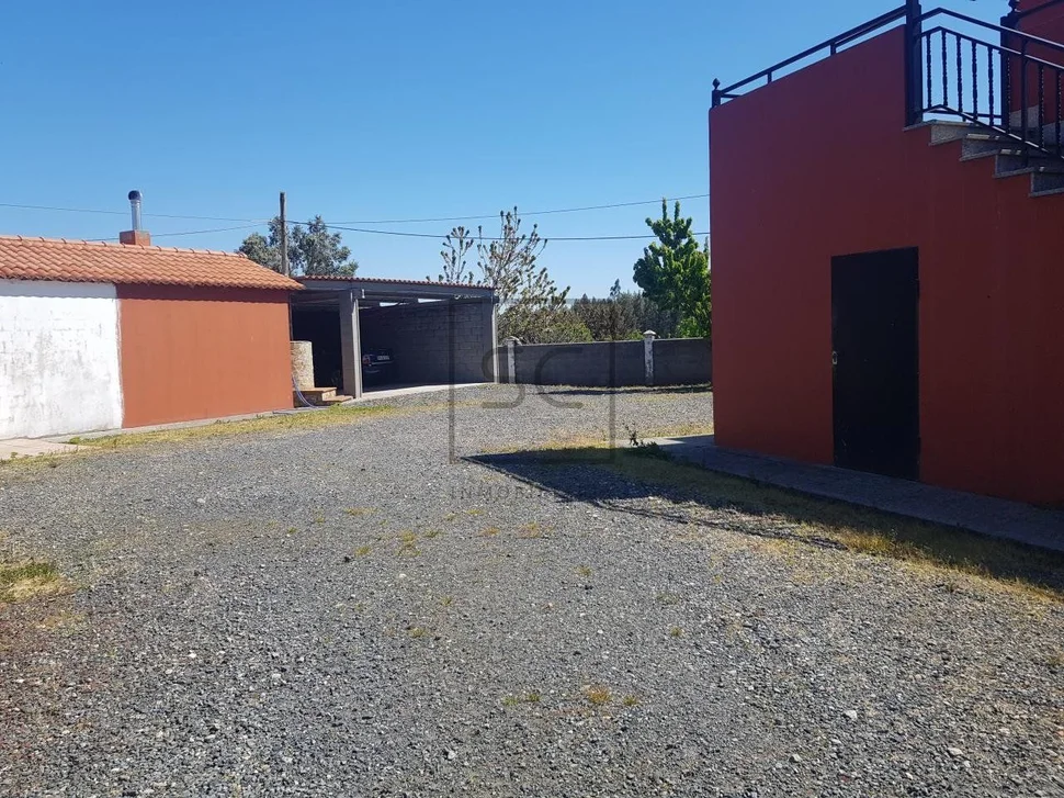 Casa con terraza, patio y bodega en el val, narón
