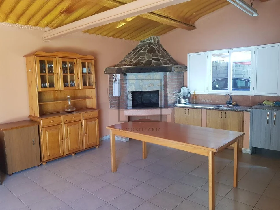 Casa con terraza, patio y bodega en el val, narón