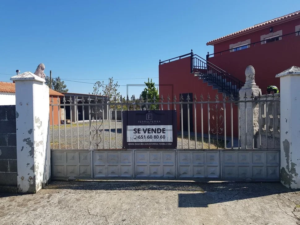 Casa con terraza, patio y bodega en el val, narón