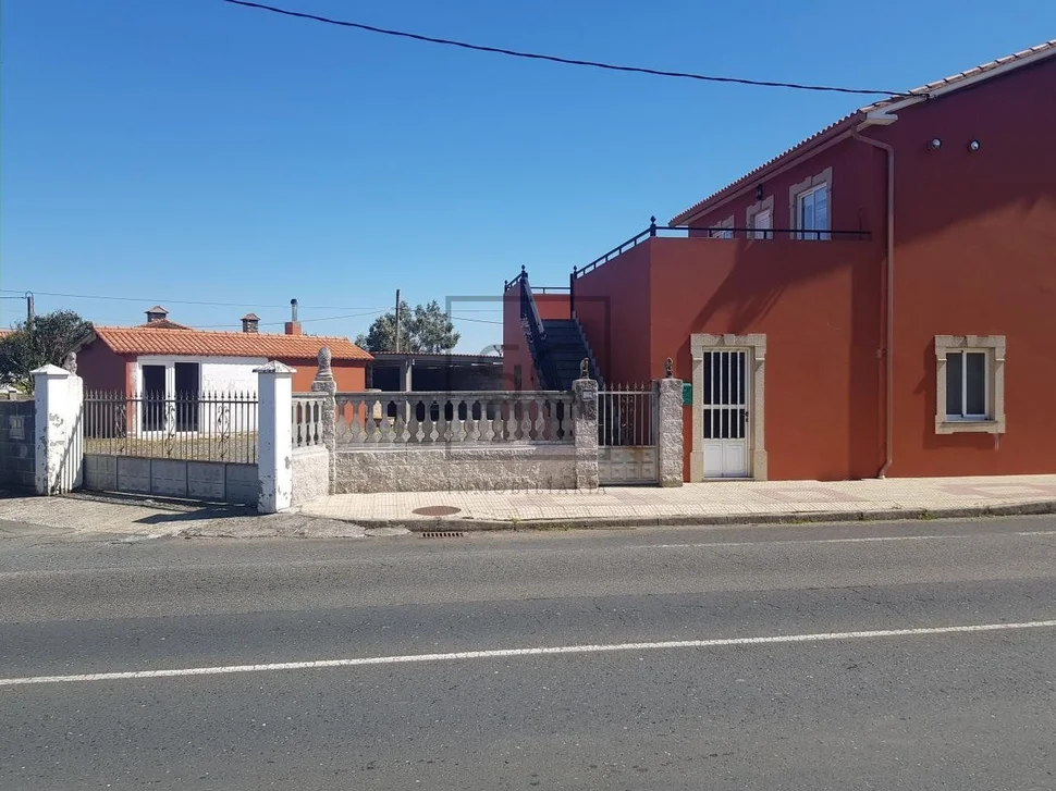 Casa con terraza, patio y bodega en el val, narón