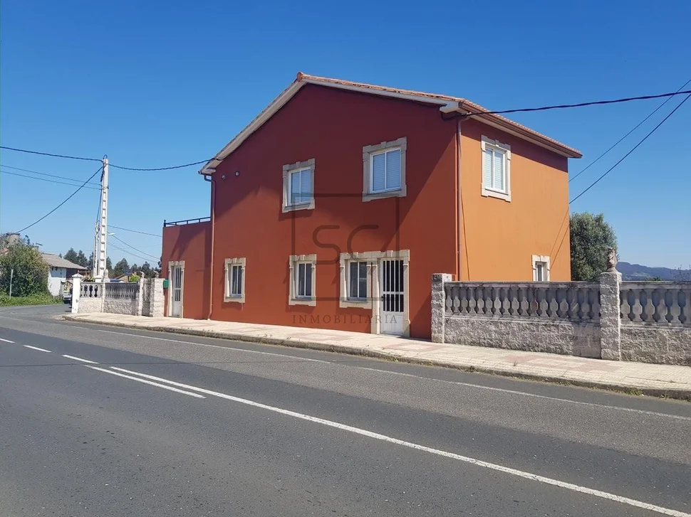 Casa con terraza, patio y bodega en el val, narón