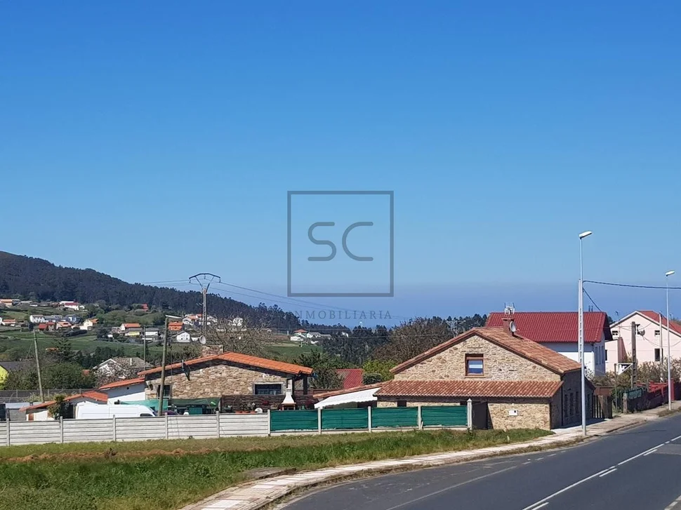 Casa con terraza, patio y bodega en el val, narón