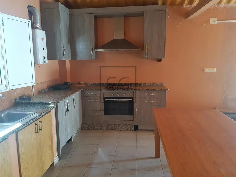 Casa con terraza, patio y bodega en el val, narón