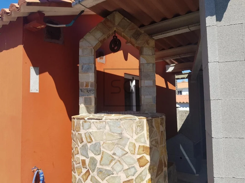 Casa con terraza, patio y bodega en el val, narón