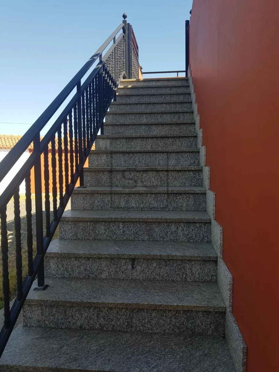 Casa con terraza, patio y bodega en el val, narón