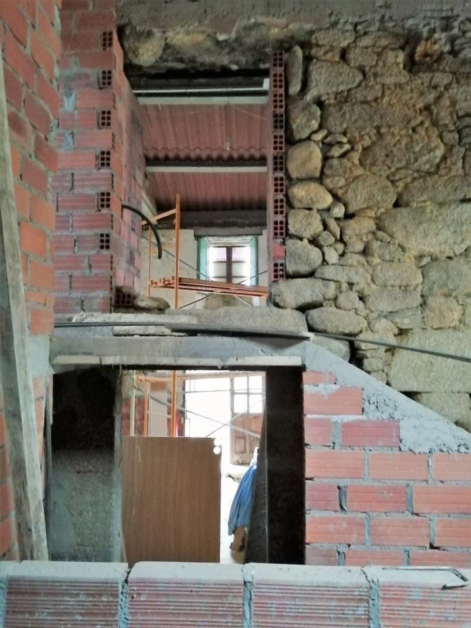 Casa de piedra para restaurar y con finca en san sadurnino, san sadurniño