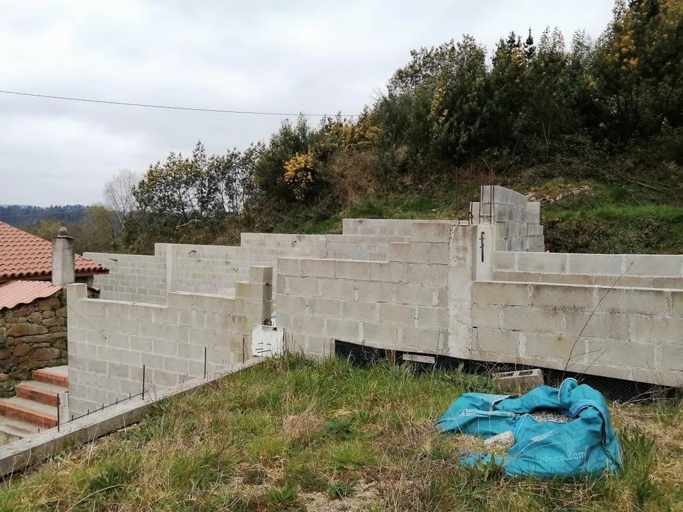 Casa de piedra para restaurar y con finca en san sadurnino, san sadurniño