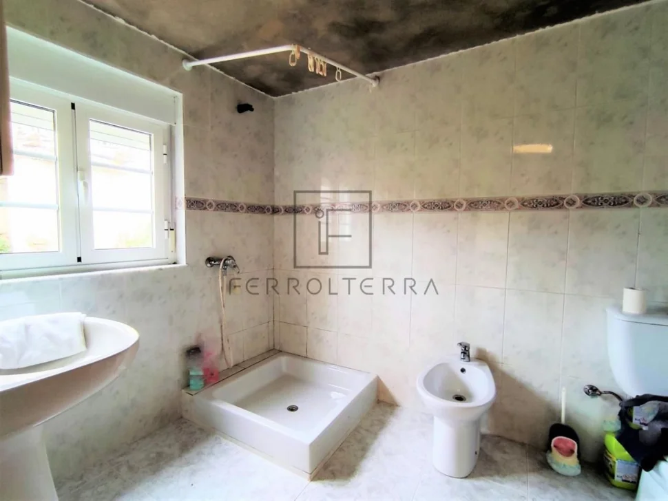 Se vende casa con finca urbanizable en esmelle, ferrol