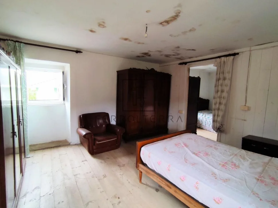 Se vende casa con finca urbanizable en esmelle, ferrol