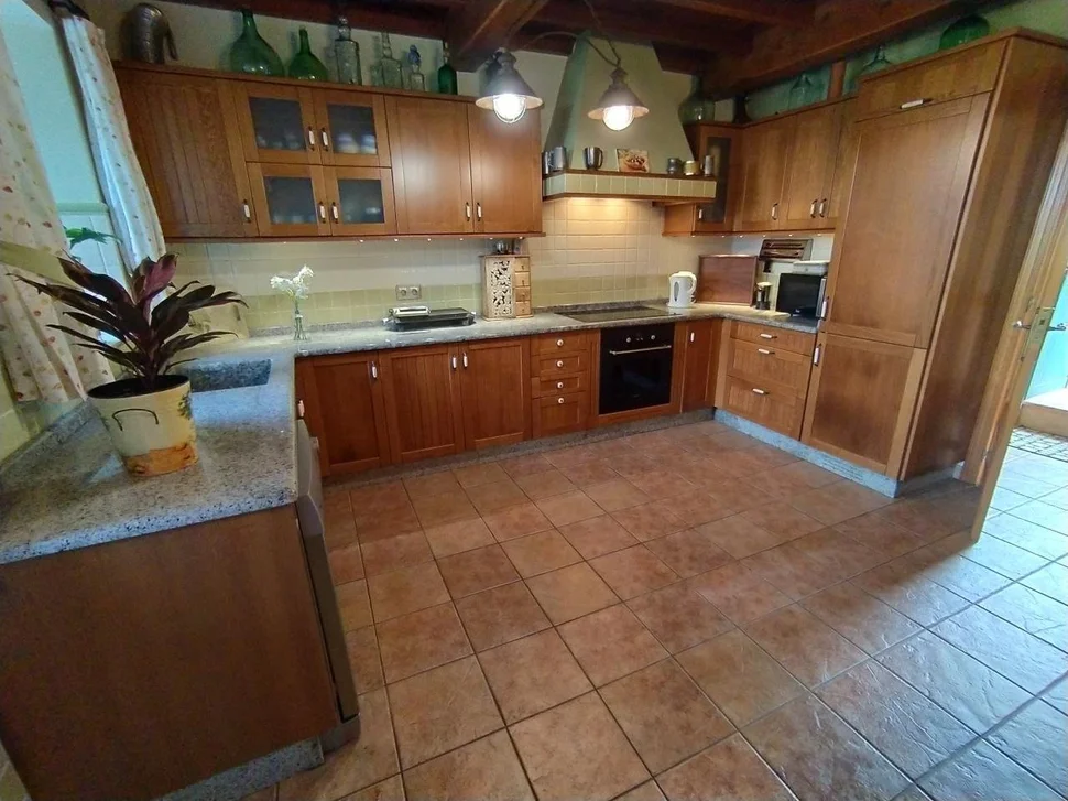 Se vende casa con piscina y jardín en fene, fene