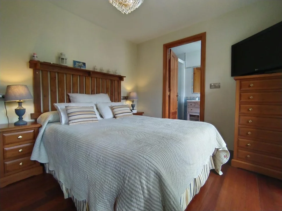 Se vende casa con piscina y jardín en fene, fene