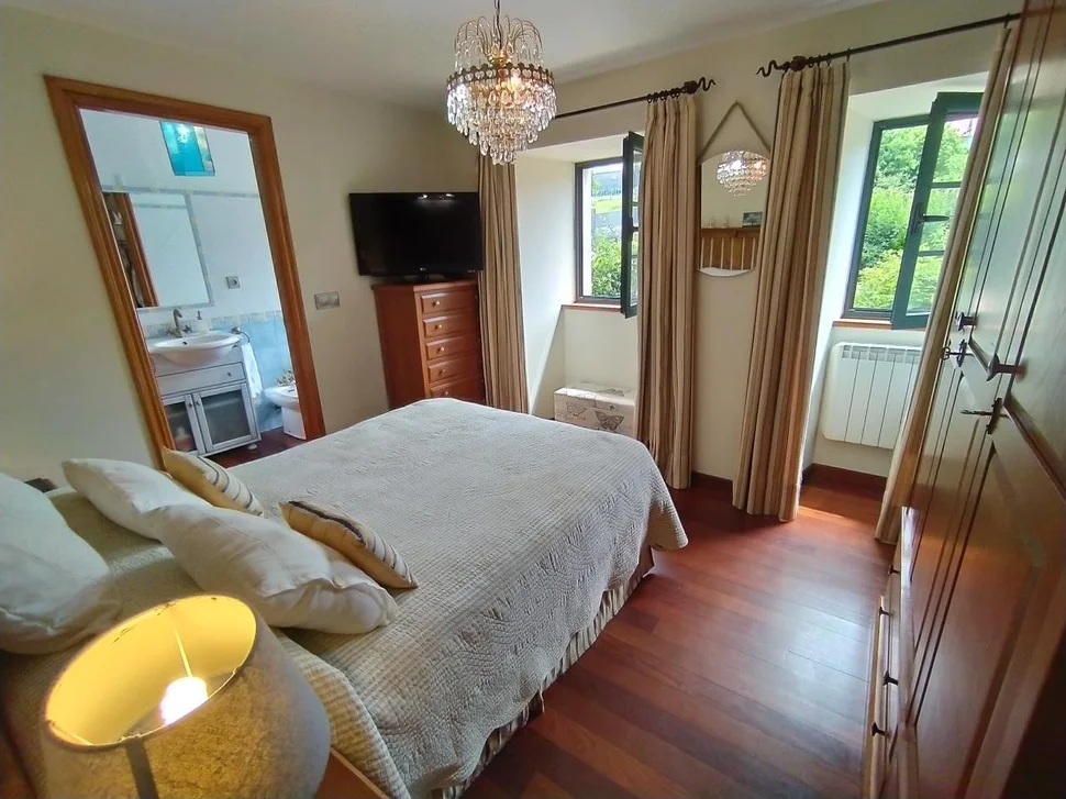 Se vende casa con piscina y jardín en fene, fene