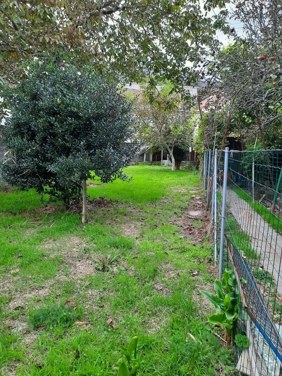 Casa con finca en zona urbana para reformar en santa cecilia, narón
