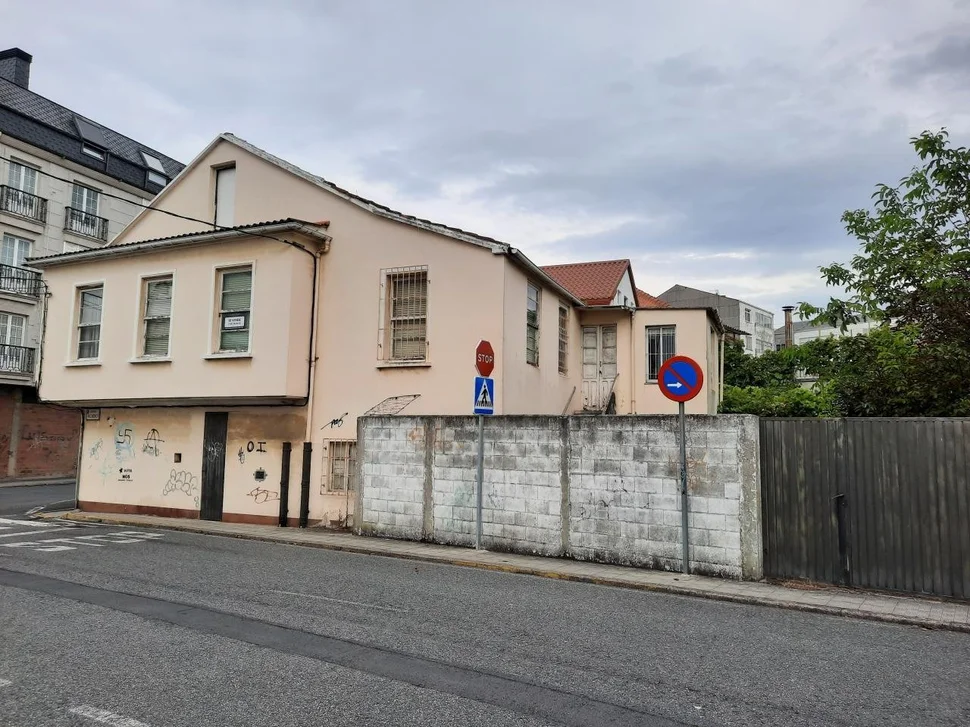 Casa con finca en zona urbana para reformar en santa cecilia, narón