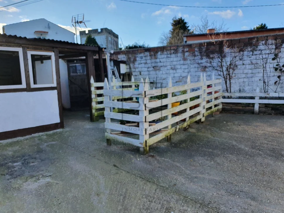 Casa con bogega y patio, en rilo, mugardos