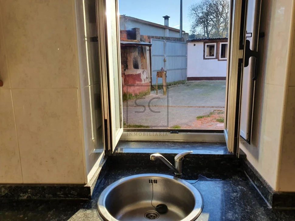 Casa con bogega y patio, en rilo, mugardos