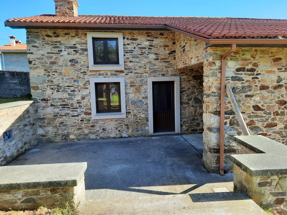 Casa de piedra para acondicionamiento interior en pedroso, narón