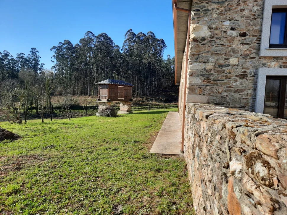 Casa de piedra para acondicionamiento interior en pedroso, narón