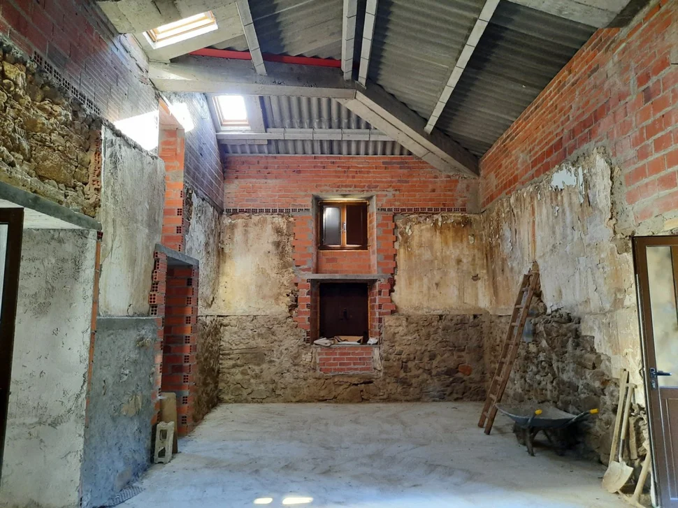 Casa de piedra para acondicionamiento interior en pedroso, narón