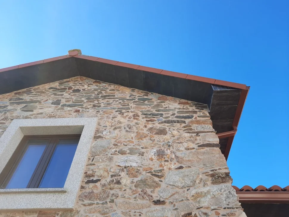 Casa de piedra para acondicionamiento interior en pedroso, narón