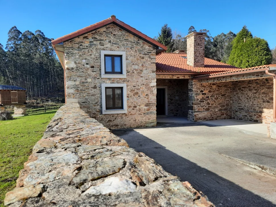 Casa de piedra para acondicionamiento interior en pedroso, narón