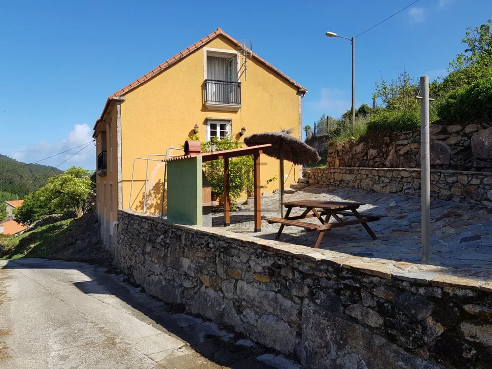 Casa con finca y hórreo en soesto, laxe