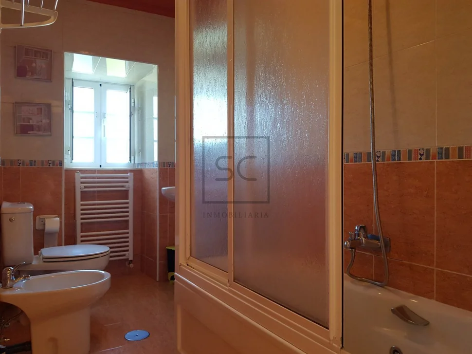 Casa con finca y hórreo en soesto, laxe