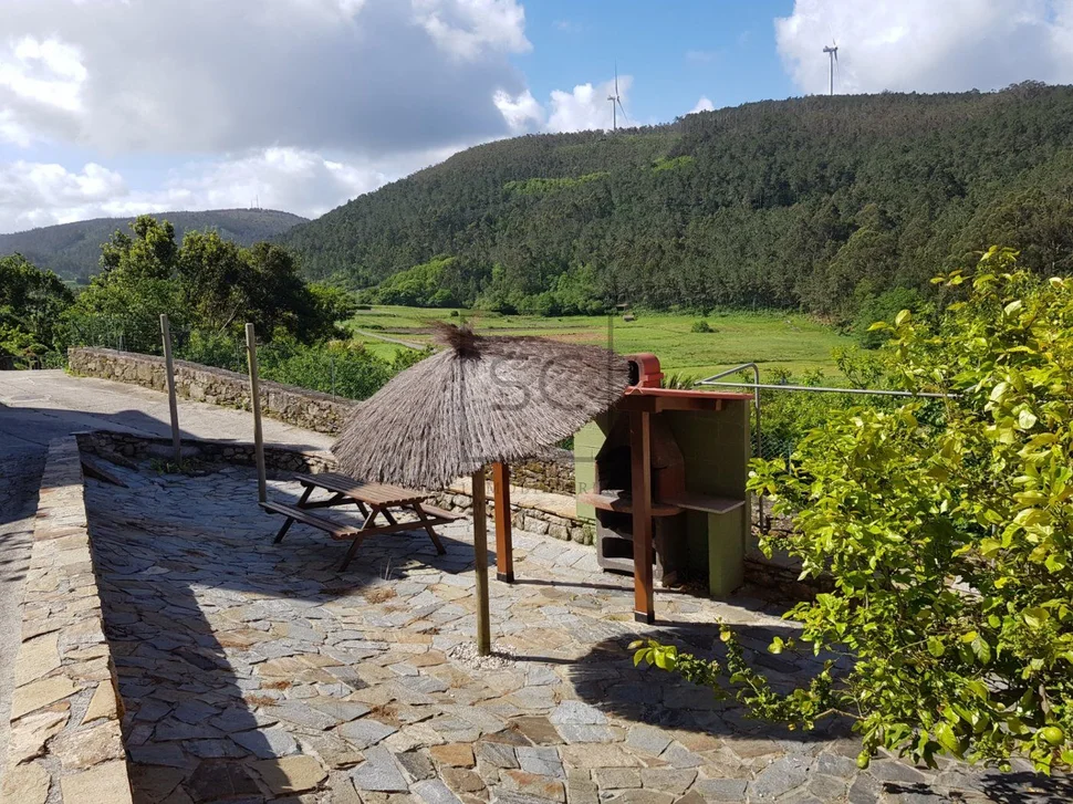 Casa con finca y hórreo en soesto, laxe
