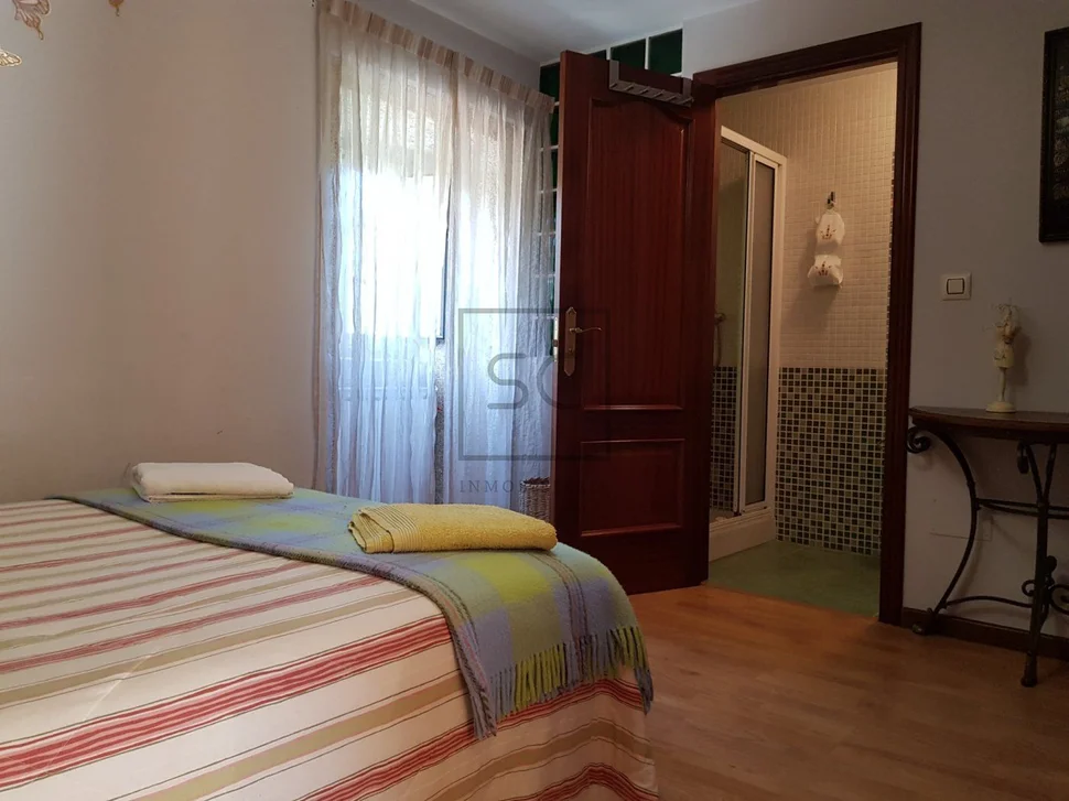 Casa con finca y hórreo en soesto, laxe