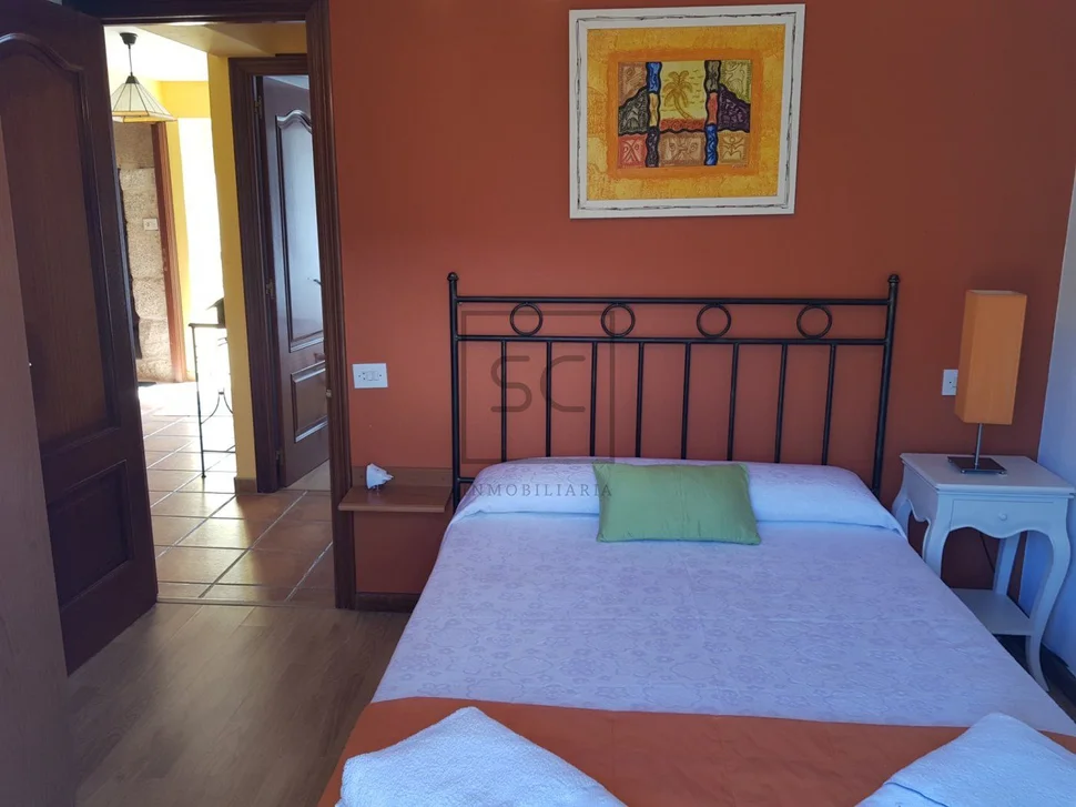 Casa con finca y hórreo en soesto, laxe