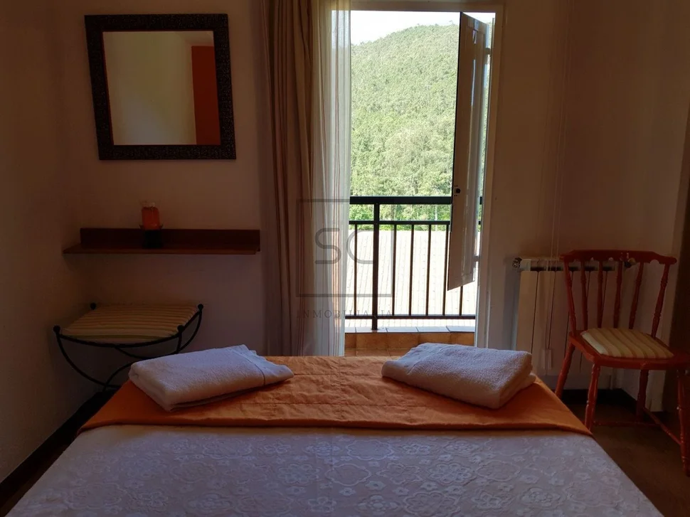 Casa con finca y hórreo en soesto, laxe