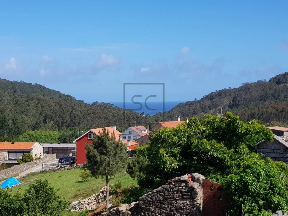 Casa con finca y hórreo en soesto, laxe