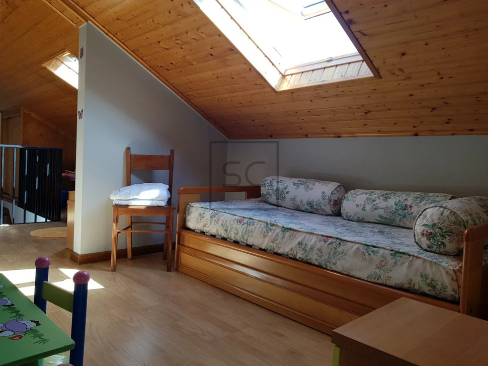 Casa con finca y hórreo en soesto, laxe