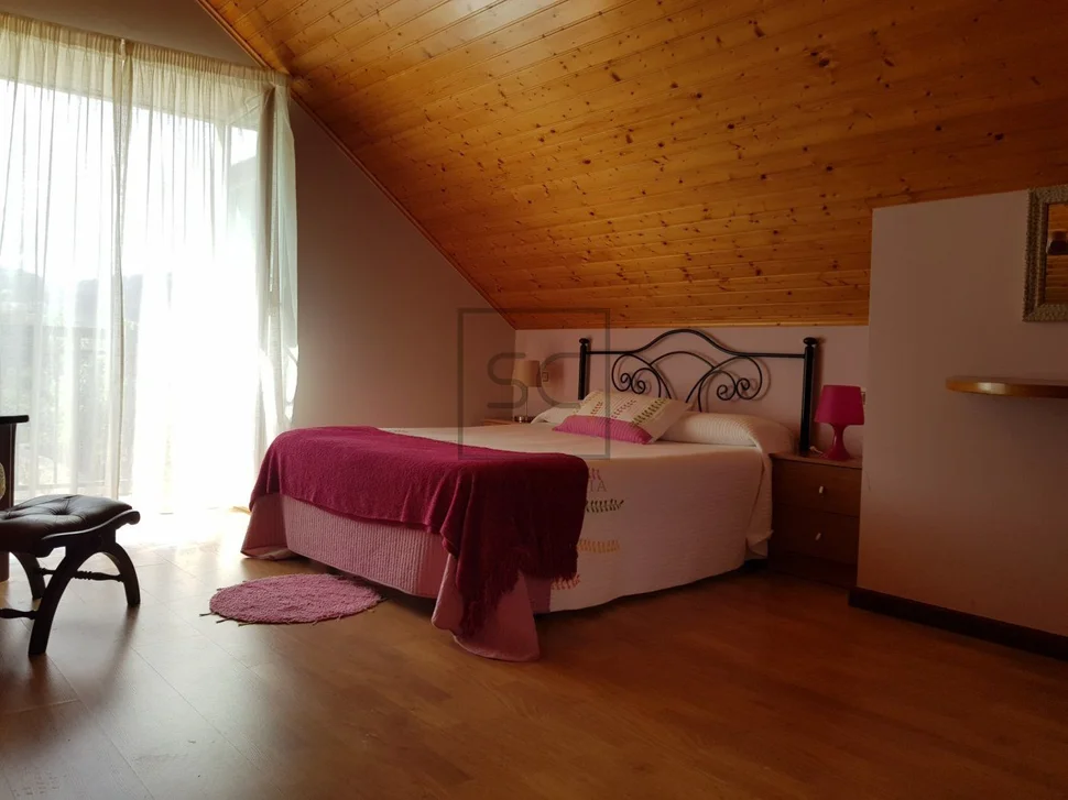 Casa con finca y hórreo en soesto, laxe