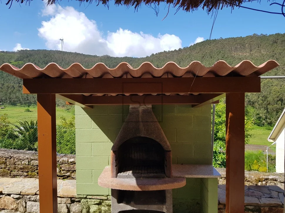 Casa con finca y hórreo en soesto, laxe