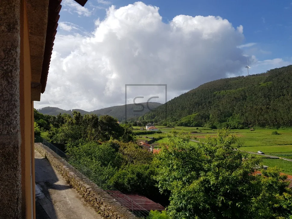 Casa con finca y hórreo en soesto, laxe