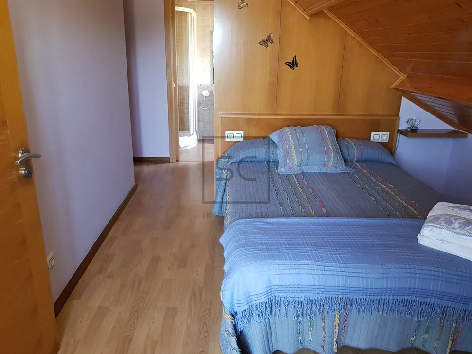 Casa con finca y hórreo en soesto, laxe