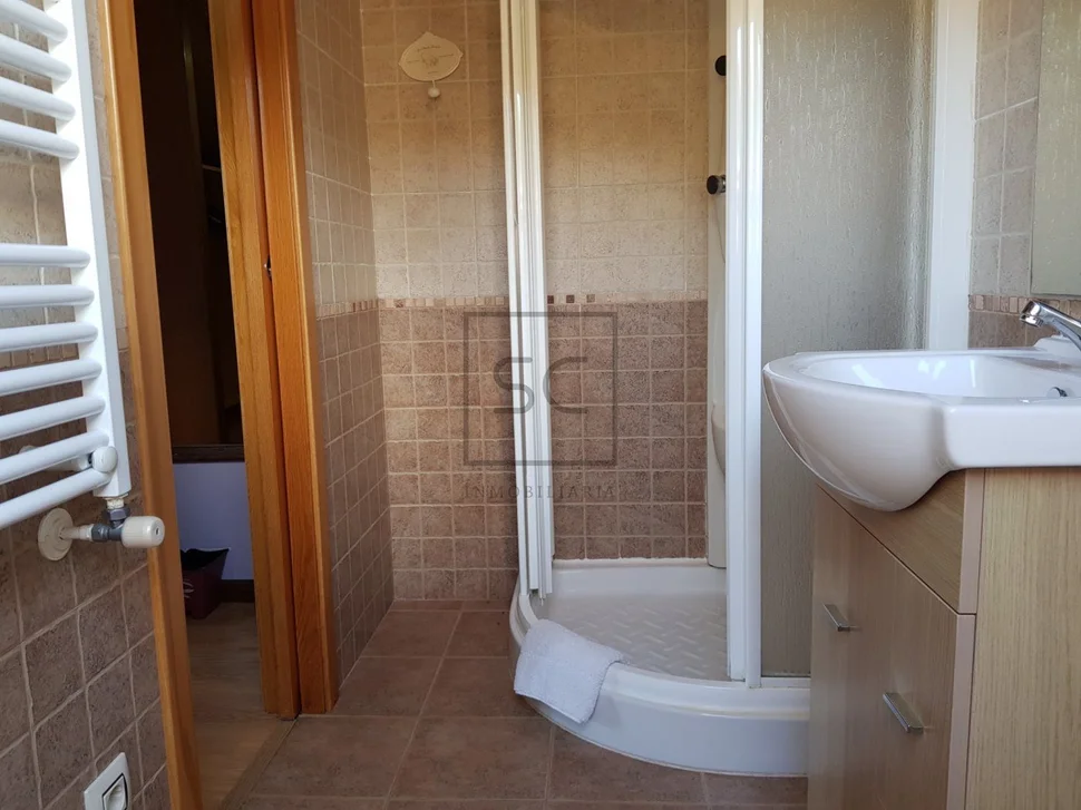 Casa con finca y hórreo en soesto, laxe