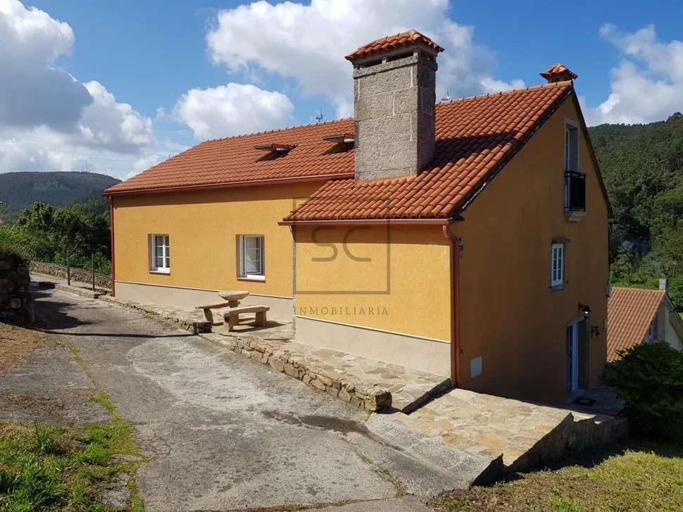 Casa con finca y hórreo en soesto, laxe
