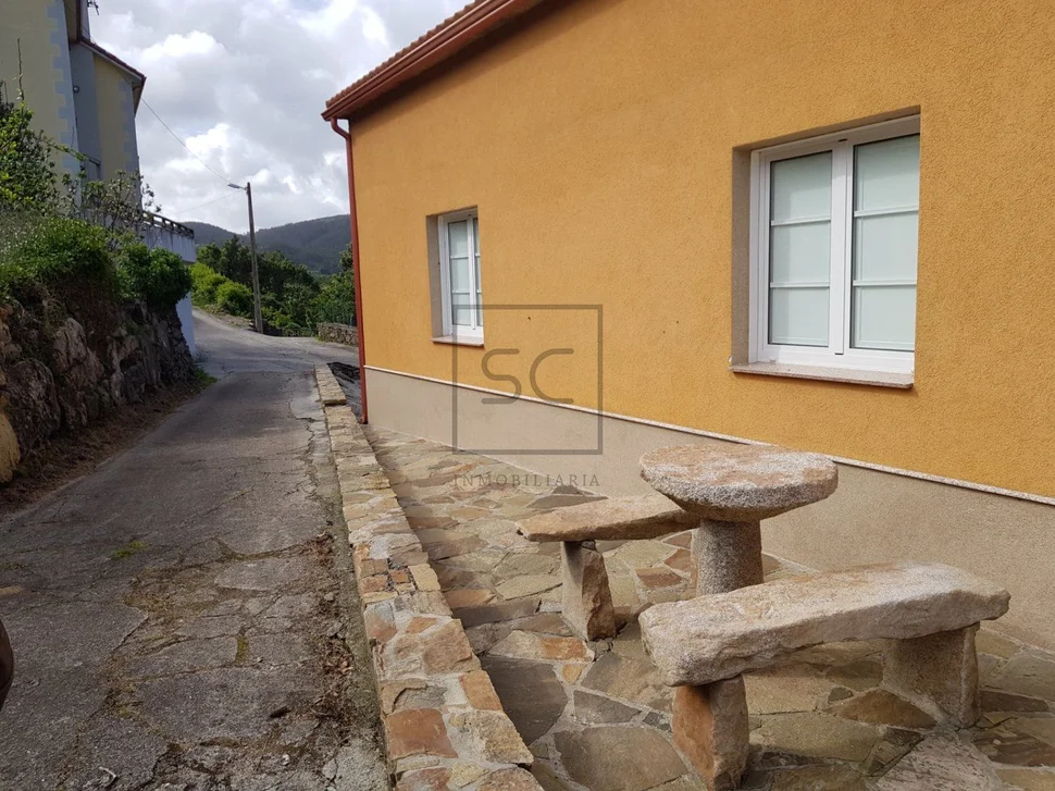 Casa con finca y hórreo en soesto, laxe