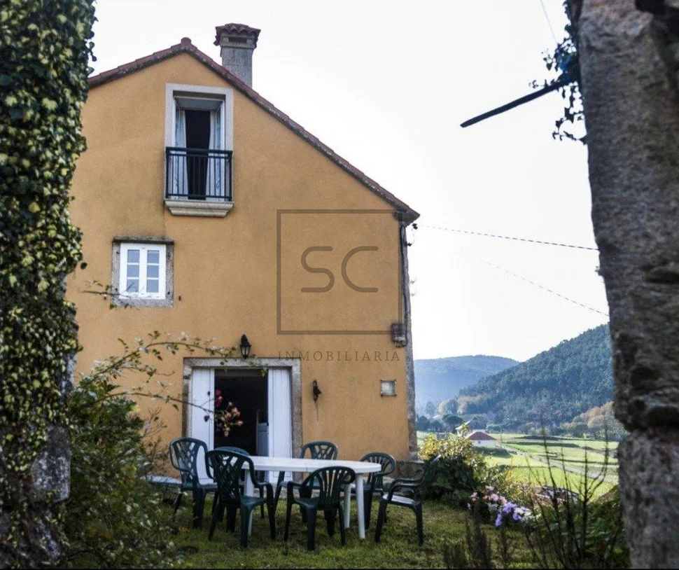 Casa con finca y hórreo en soesto, laxe