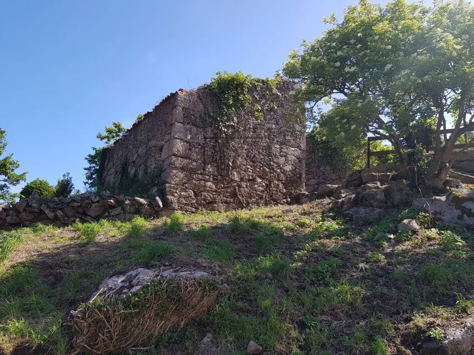 Casa con finca y hórreo en soesto, laxe