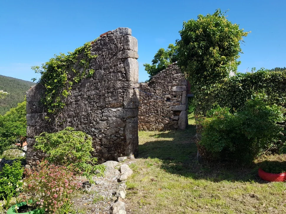 Casa con finca y hórreo en soesto, laxe