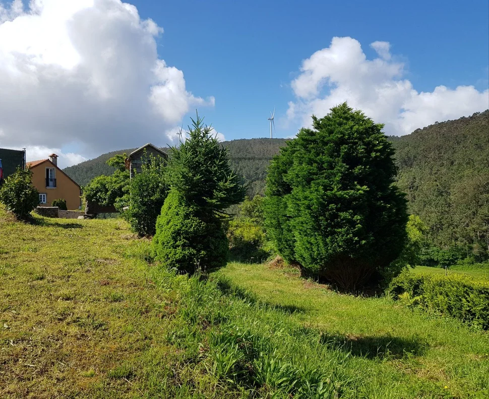 Casa con finca y hórreo en soesto, laxe