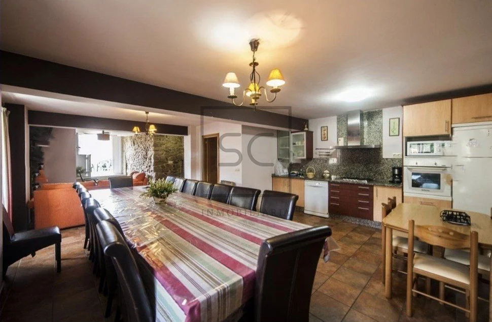 Casa con finca y hórreo en soesto, laxe