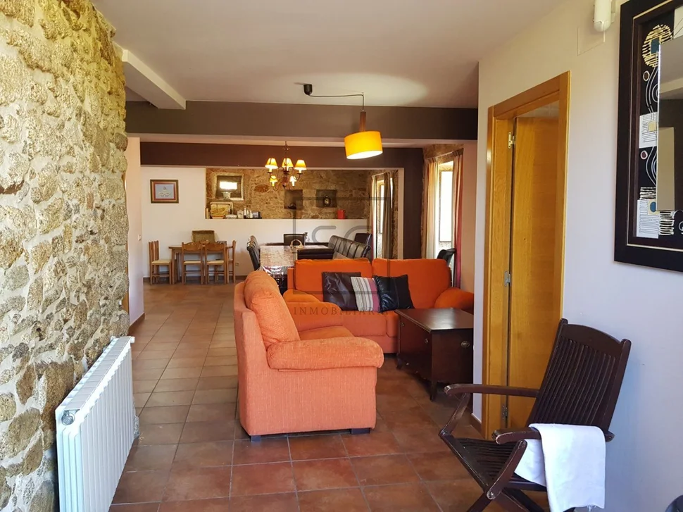 Casa con finca y hórreo en soesto, laxe