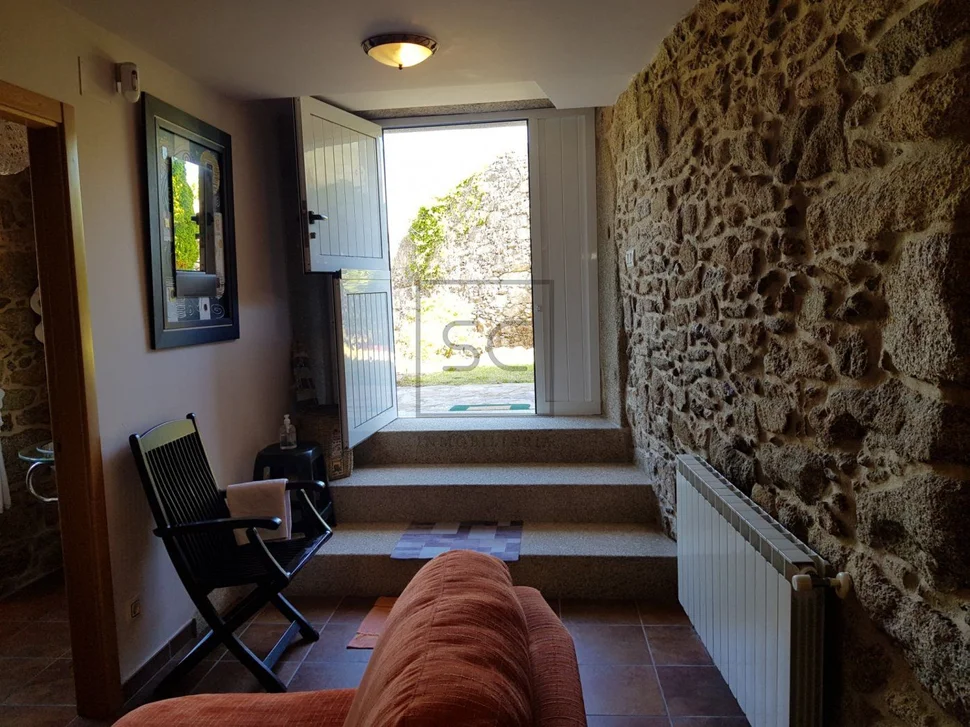 Casa con finca y hórreo en soesto, laxe